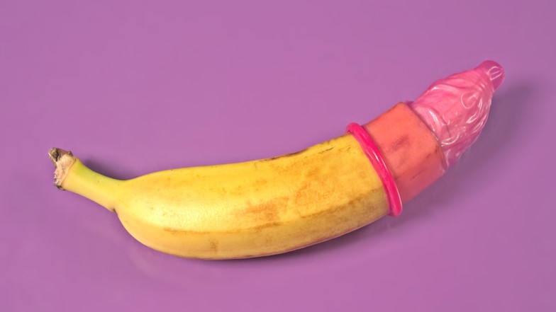 Banane mit übergezogenem Kondom