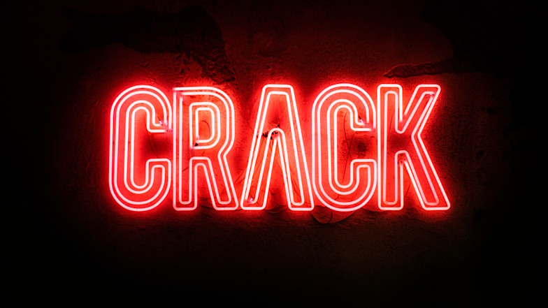 Neonlichtreklame mit Schriftzug "Crack"